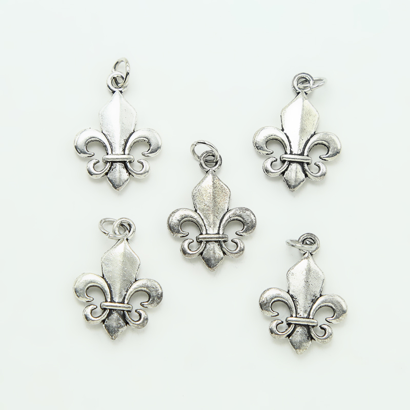 Fleur de lis Antique Silver Charm