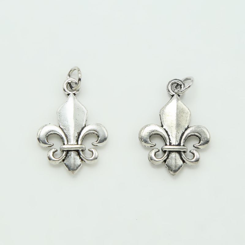 Fleur de lis Antique Silver Charm