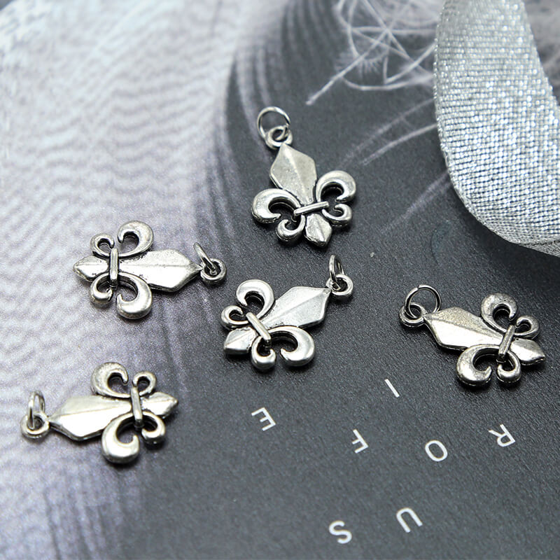 Fleur de lis Antique Silver Charm